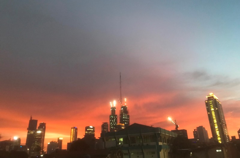 Awan hitam keabu-abuan tampak di  langit Jakarta saat menjelang petang. Hingga saat ini kualitas udara Jakarta tetap buruk akibat pencemaran. (Foto: Bakti/Quarta.id)  