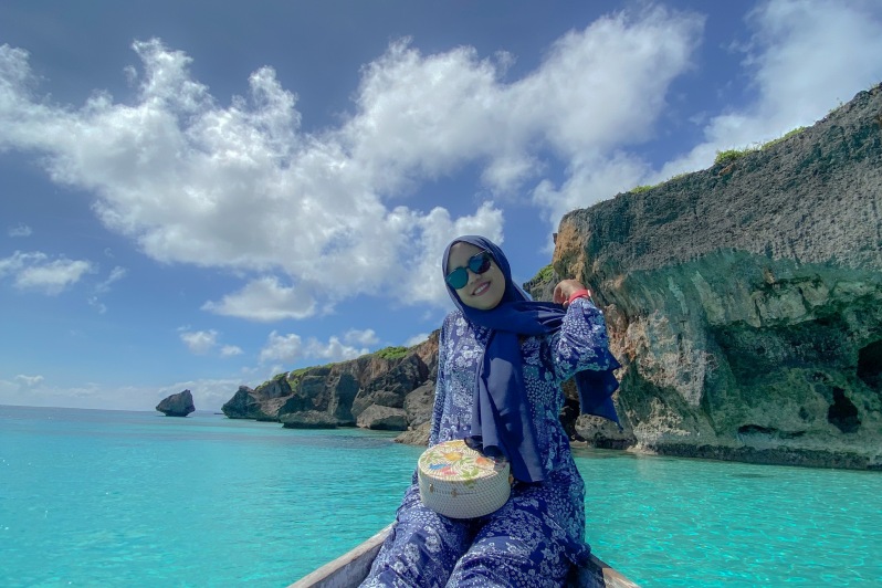 Wisatawan menikmati salah satu objek wisata di Kepulauan Selayar, Sulawesi Selatan. Beberapa libur nasional dan cuti bersama tahun 2024 mendatang menjadi kesempatan untuk merencanakan liburan lebih dini. Foto: Istimewa