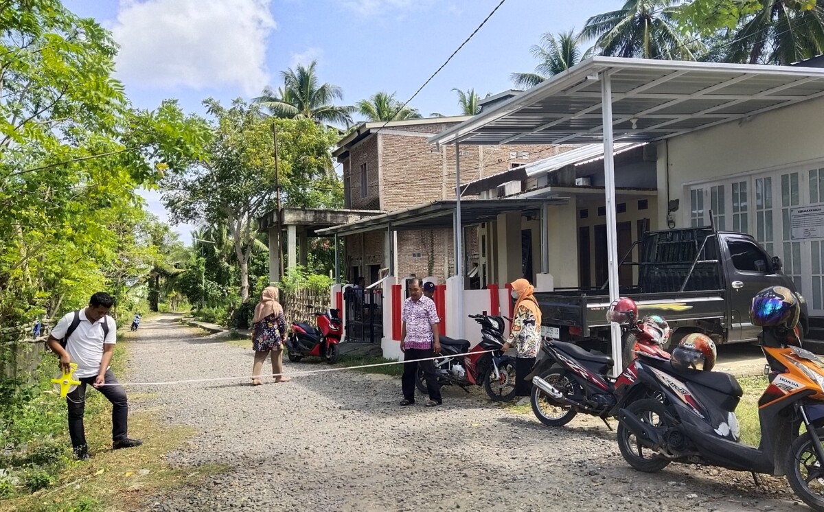 Kunjungan lapangan oleh petugas dari Dinas Pekerjaan Umum dan Tata Ruang (PUTR) Kepulauan Selayar untuk sinkronisasi pernyataan mandiri yang dibuat oleh Pelaku UMK terkait rekomendasi Kesesuaian Kegiatan Pemanfaatan Ruang (KKPR). (Foto: Istimewa)