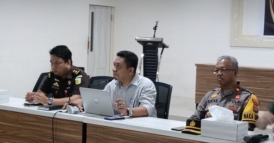 Ketua KPU Kabupaten Kepulauan Selayar, Andi Dewantara (tengah) saat kegiatan final check untuk pendaftaran Calon Bupati dan Wakil Bupati pada Pilkada Tahun 2024 di Kepulauan Selayar. (Foto: Dok. KPU Kepulauan Selayar)