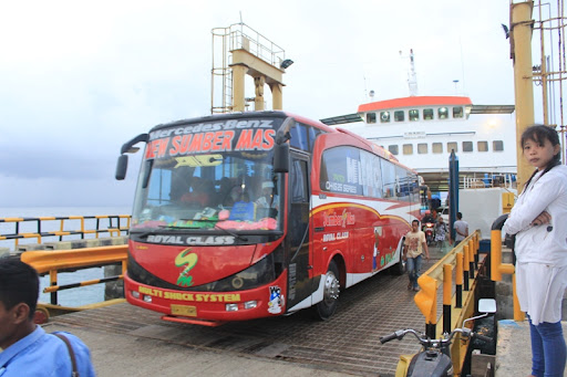 Suasana pada Pelabuhan Pamatata di Kepulauan Selayar. Sistem pembayaran tiket kapal ferry dari Bira ke Pamatata saat ini tidak lagi melayani pemayaran cash. (Foto: Dok. Pemda Kepulauan Selayar)