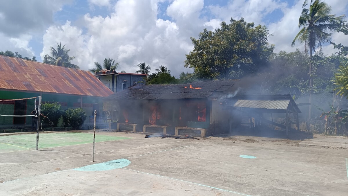 Kebakaran pada gedung ex perumahan sekolah di SD Inpres Bonto-bonto, Kelurahan Batangmata di Kecamatan Bontomatene Kepulauan Selayar, Senin (2/9/2024). (Foto: Istimewa)