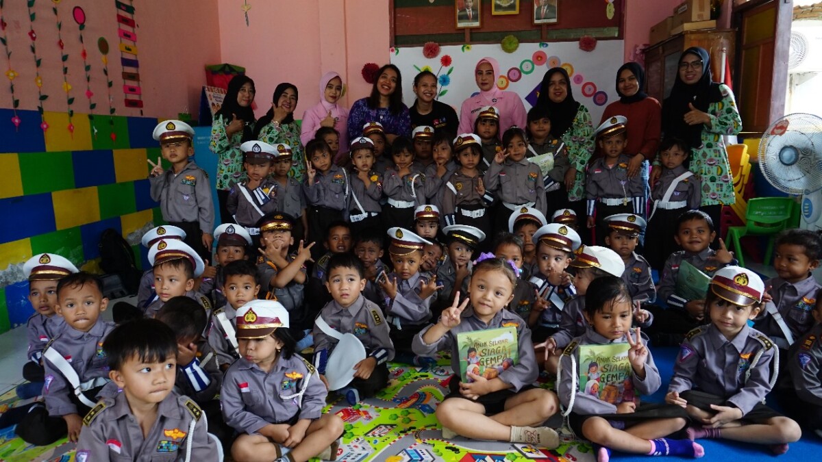 Anak-anak dari salah satu TK di Kota Benteng, Kepulauan Selayar mengikuti acara sosialisasi buku "Anak Selayar Siaga Gempa!", Rabu (4/9/2024). (Foto: Istimewa)