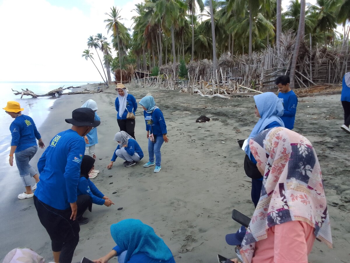 Kegiatan bersih pantai dan pelepasan tukik pada objek wisata Kampung Penyu di Kepulauan Selayar. Destinasi ini berada dalam ancaman abrasi akibat meningkatnya debit air laut sebagai sebuah fenomena global (Foto: Istimewa)