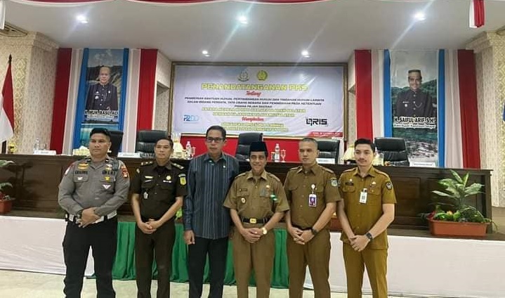 Foto bersama usai pendanatanaganan Perjanjian Kerjasama antara Pemda Kepulauan Selayar dan Kejaksaan Negeri Kepulauan Selayar terkait "Pemberian Bantuan Hukum, Pertimbangan Hukum Dan Tindakan Hukum Lainnya Dalam Bidang Perdata, Tata Usaha Negara dan Penindakan Pada Ketentuan Pidana Pajak Daerah". (Foto: Istimewa)