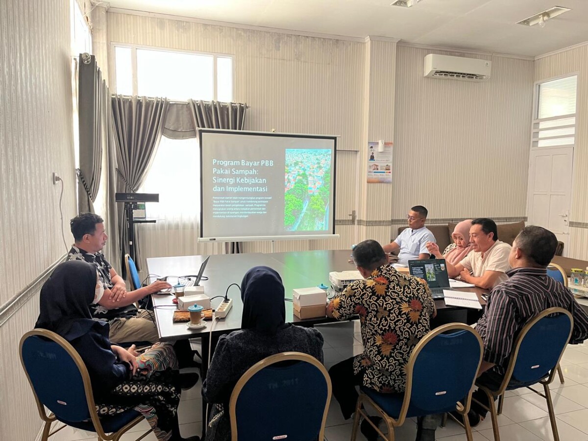 Focus Group Discussion (FGD) untuk membahas wacana skema pembayaran PBB-P2 menggunakan sampah. Acara berlangsung Jum'at (4/10/2024) di Kantor Bupati Kepulauan Selayar di Benteng. (Foto: Istimewa)