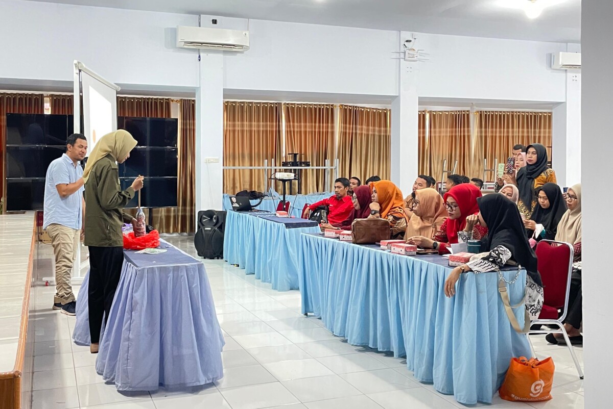 Pelatihan pengelolaan sampah plastik melalui ecobrick yang diselenggarakan Dinas Pendidikan, Pemuda dan Olahraga bersama Selayar Bebas Sampah Plastik (SBSP), Sabtu (19/10/2024). (Foto: Istimewa)