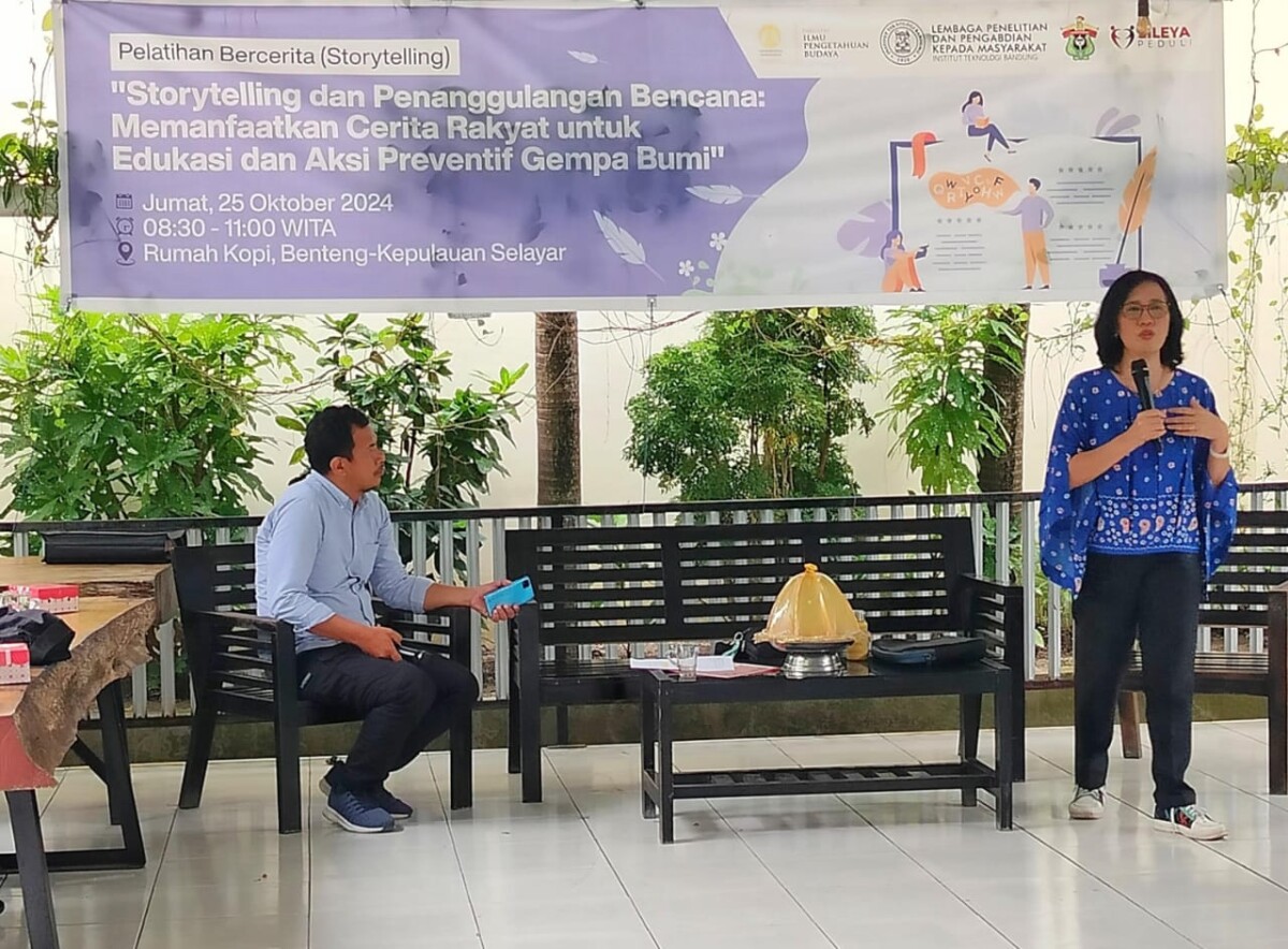 Dr. Suma Riella Rusdiarti (baju biru) selaku Ketua Tim Pengmas FIB UI di Kepulauan Selayar pada acara pelatihan storytelling di Benteng, Kepulauan Selayar. (Foto: Istimewa)