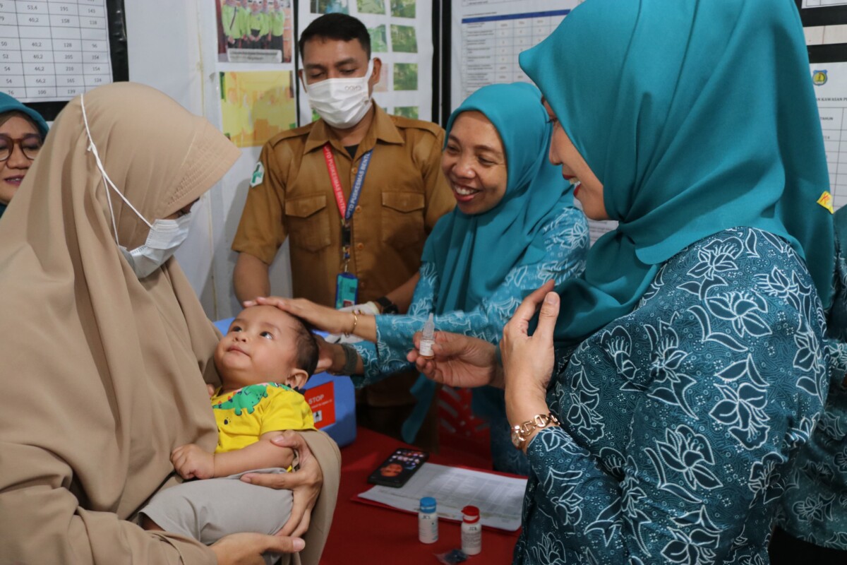 Tim Penggerak PKK Kepulauan Selayar berinteraksi dengan salah seorang balita pada sebuah kesempatan. PKK menjadi salah satu organisasi yang sejauh ini aktif dalam upaya menurunkan angka stunting di Kepulauan Selayar. (Foto: Istimewa)