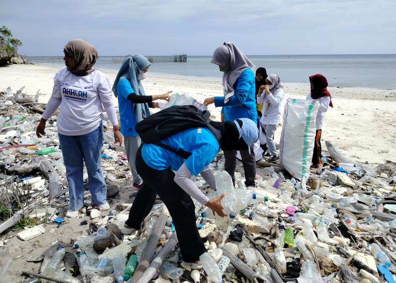 Aksi bersih pantai (beach clean up) Dinas Pariwisata dan Kebudayaan (Disparbud) Kepulauan Selayar dan Komunitas SBSP, Jum'at (20/12/2024). (Foto: Istimewa)