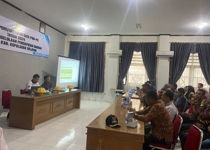 Rapat pemutakhiran data Pajak Bumi dan Bangunan Perdesaan dan Perkotaan (PBB-P2) untuk dua kecamatan di Kepulauan Selayar, masing-masing Buki dan Bontomatene. Acara berlangsung di Ruang Rapat Dinas Pemberdayaan Masyarakat dan Desa (PMD) Kepulauan Selayar, Jum'at (20/12/2024). (Foto: Istimewa)