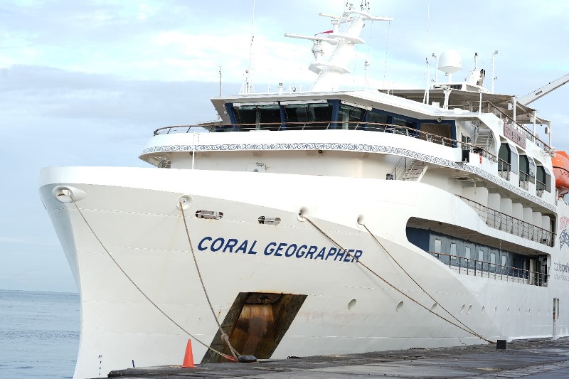 Kapal Pesiar Coral Geographer saat sandar di Pelabuhan Soekarno-Hatta Makassar. (Foto: Pelindo 4)