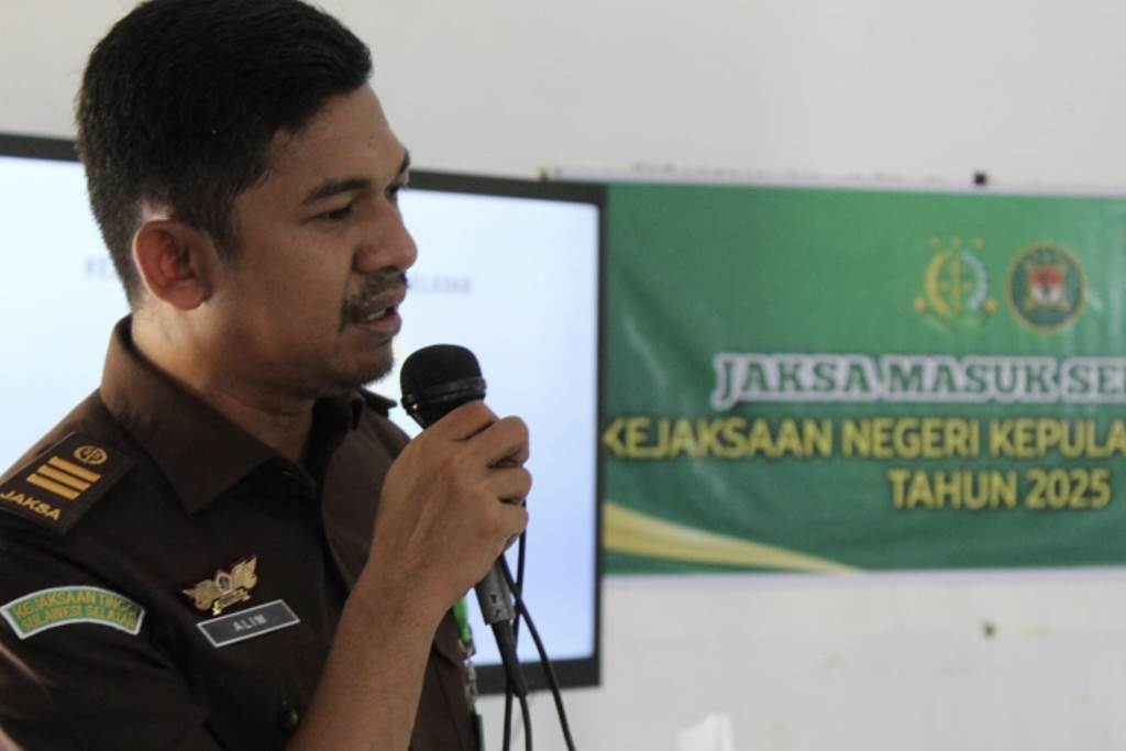 Pembicara membawakan materi pada program "Jaksa Masuk Sekolah" yang digelar oleh Kejaksaan Negeri Kepulauan Selayar. (Foto: Istimewa)