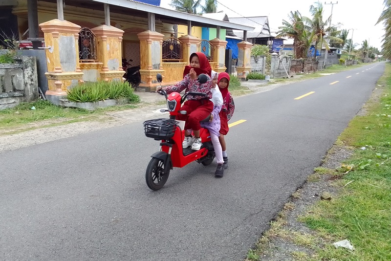 Anak-anak menggunakan sepeda lsitrik pada salah satu ruas jalan di Kepulauan Selayar. (Foto: Istimewa)