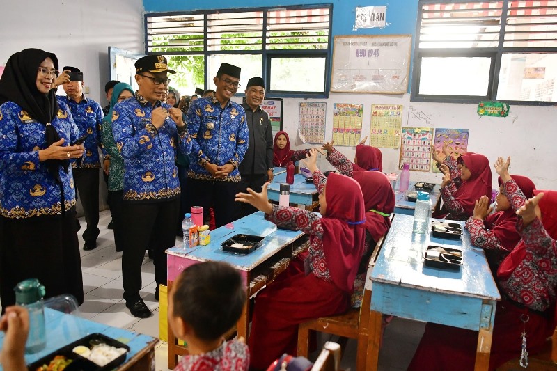 Simulasi program Makan Bergizi Gratis yang dipantau langsung oleh Pj Gubernur Sulawesi Selatan (saat itu Prof Zudan Arif Fakrulloh). (Foto: sulselprov.go.id)