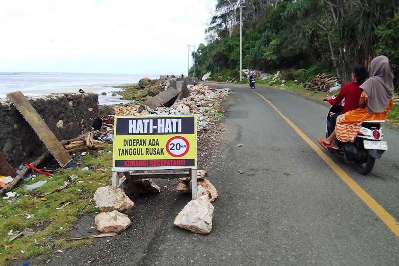 Abrasi yang memicu rusaknya tanggul pembatas pada beberapa ruas jalan yang menghubungkan Kota Benteng dan Pelabuhan Pamatata. (Foto: Istimewa)