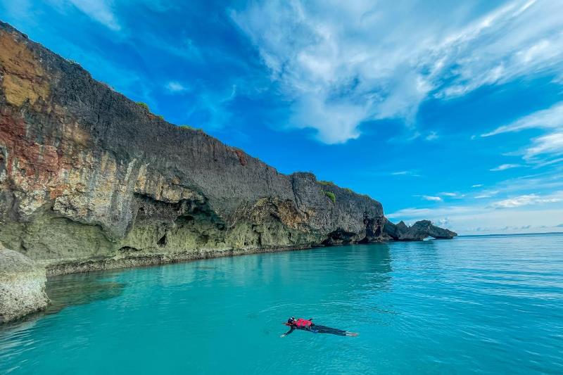 Pulau Bahuluang di Kecamatan Bontosikuyu, Kepulauan Selayar. Pulau ini berdekatan dengan dua pulau lainnya, masing-masing Polassi dan Tambolongan, sehingga dinilai cocok untuk aktivitas wisata island hopping. (Foto: jadesta.com)