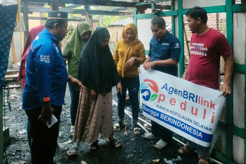 Kegiatan pemberian santunan kepada korban kebakaran oleh anggota Paguyuban Agen BRILink Kepulauan Selayar, Minggu (9/2/2025). (Foto: Istimewa)