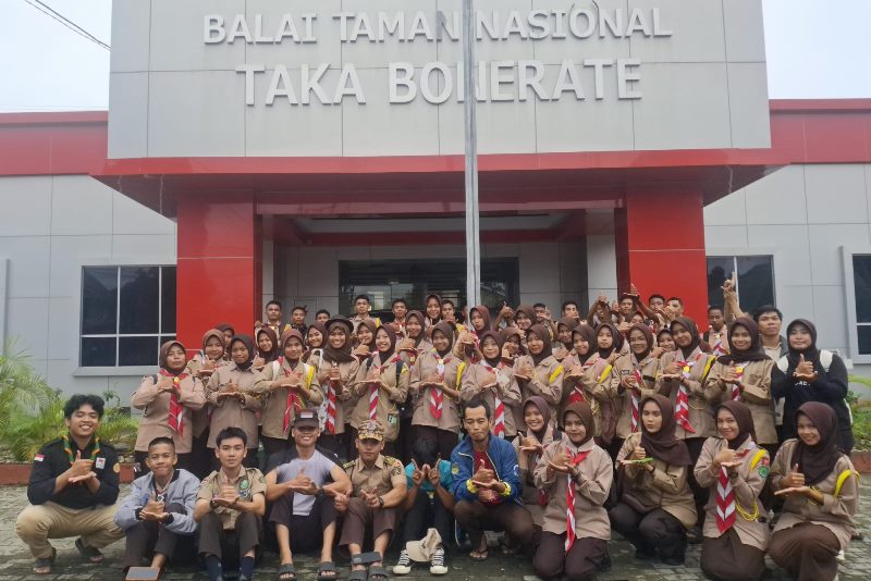 Peserta pada kegiatan penerimaan anggota baru Saka Wana Bakti angkatan ke-10 tahun 2025. Kegiatan ini dilaksanakan oleh Balai Taman Nasional Taka Bonerate. (Foto: Dok. TN Taka Bonerate)