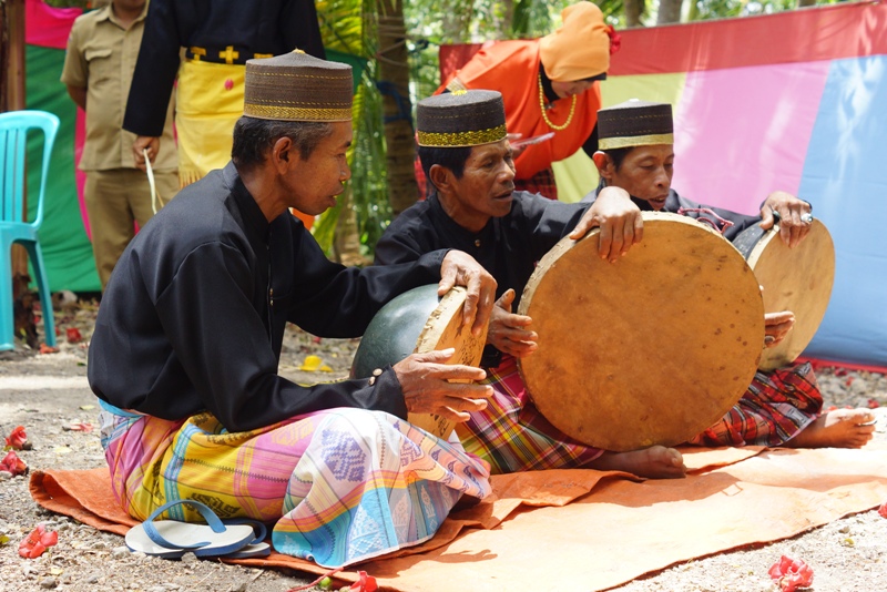 Pertunjukan Didek sebagai salah seni bertutur masyarakat Kepulauan Selayar. Tradisi dan kearifan lokal Kepulauan Selayar disebut menjadi potensi besar dalam pengembangan Pariwisata Berbasis Komunitas. (foto: Disparbud Kepulauan Selayar) 