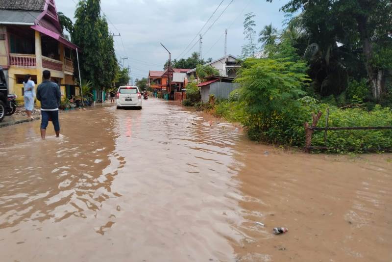 Kondisi ruas jalan di Kelurahan Batangmata yang menghubungkan  Kota Benteng dan Pelabuhan Pamatata usai diterjang banjir bandang pada Kamis (26/62026) pagi. (Foto: Istimewa)