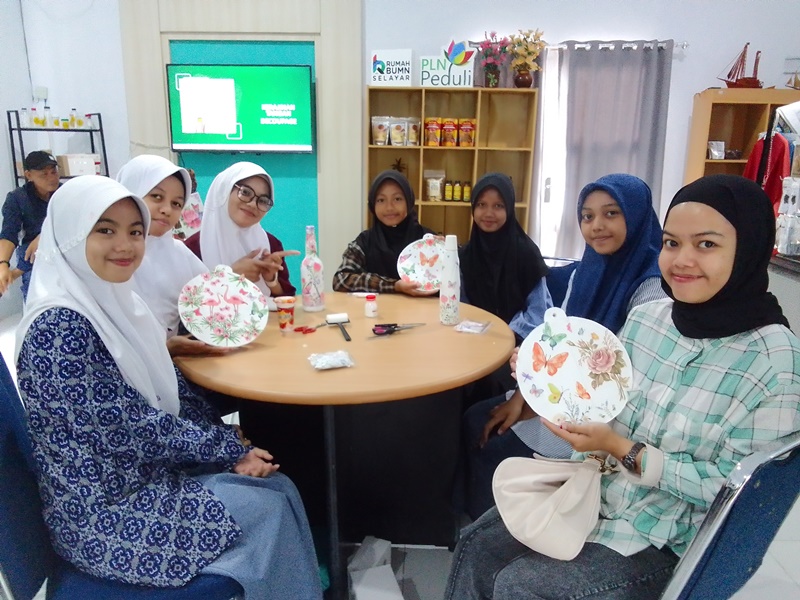 Peserta pelatihan kerajinan decoupage yang dihelat Rumah BUMN Selayar pada Rabu (18/6/2025). (Foto: Istimewa)