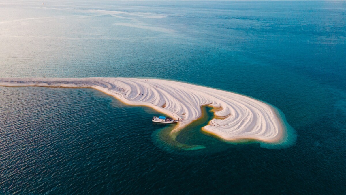 Pulau Karang Bahuluang di Kecamatan Bontosikuyu, Kepulauan Selayar. (Foto: Dok. Disparbud Kepulauan Selayar)