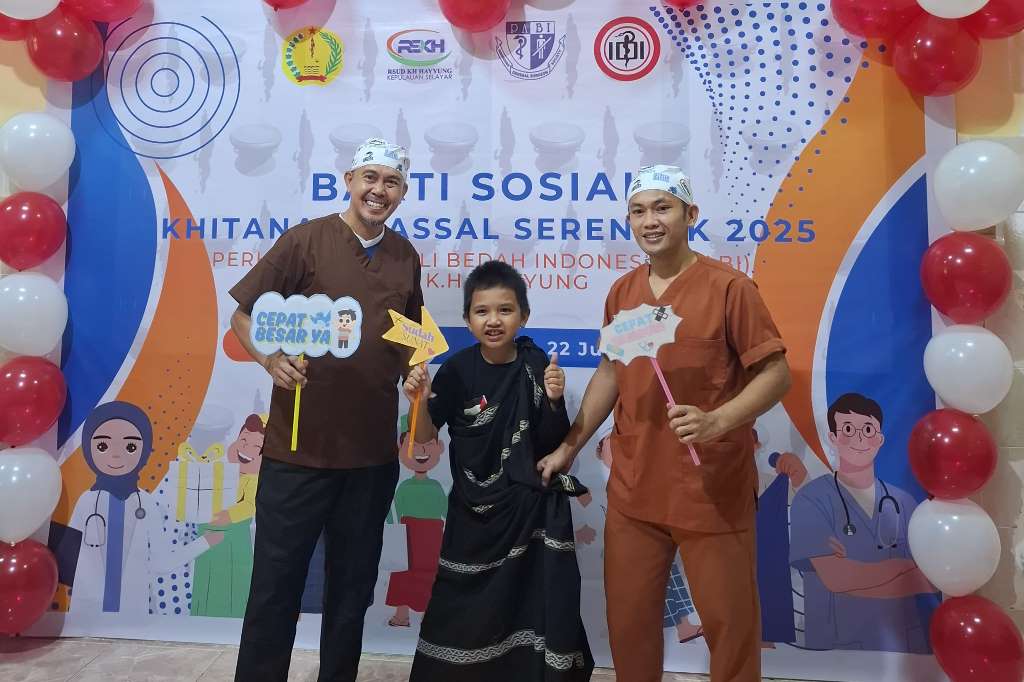 Salah satu peserta khitanan massal yang diselenggarakan Perhimpunan Ahli Bedah Indonesia (PABI) Sulselbar di Kepulauan Selayar berpose usai mengikuti kegiatan pada Sabtu (22/6/2025). (Foto: Istimewa)