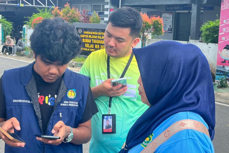 Masyarakat Kepulauan Selayar memanfaatkan fasilitas pembayaran digital melalui QRIS pada lokasi Car Free Day di Benteng, Kepulauan Selayar, Minggu (13/7/2025). (Foto: Istimewa)