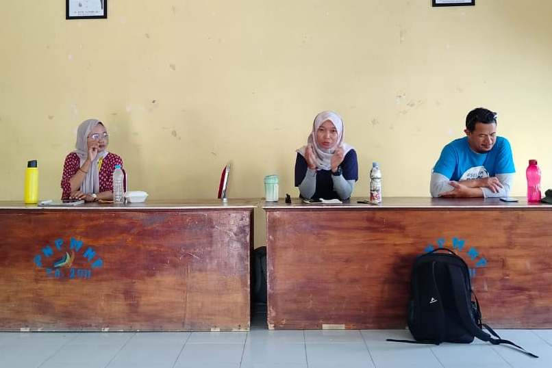 Tim Kuliah Kerja Nyata (KKN) Pembelajaran Pemberdayaan Masyarakat (PPM) Universitas Gadjah Mada bersama komunitas SBSP pada sosialisasi terkait sampah plastik di Desa Kahu-Kahu, Kecamatan Bontoharu, Kepulauan Selayar. (Foto: Istimewa)