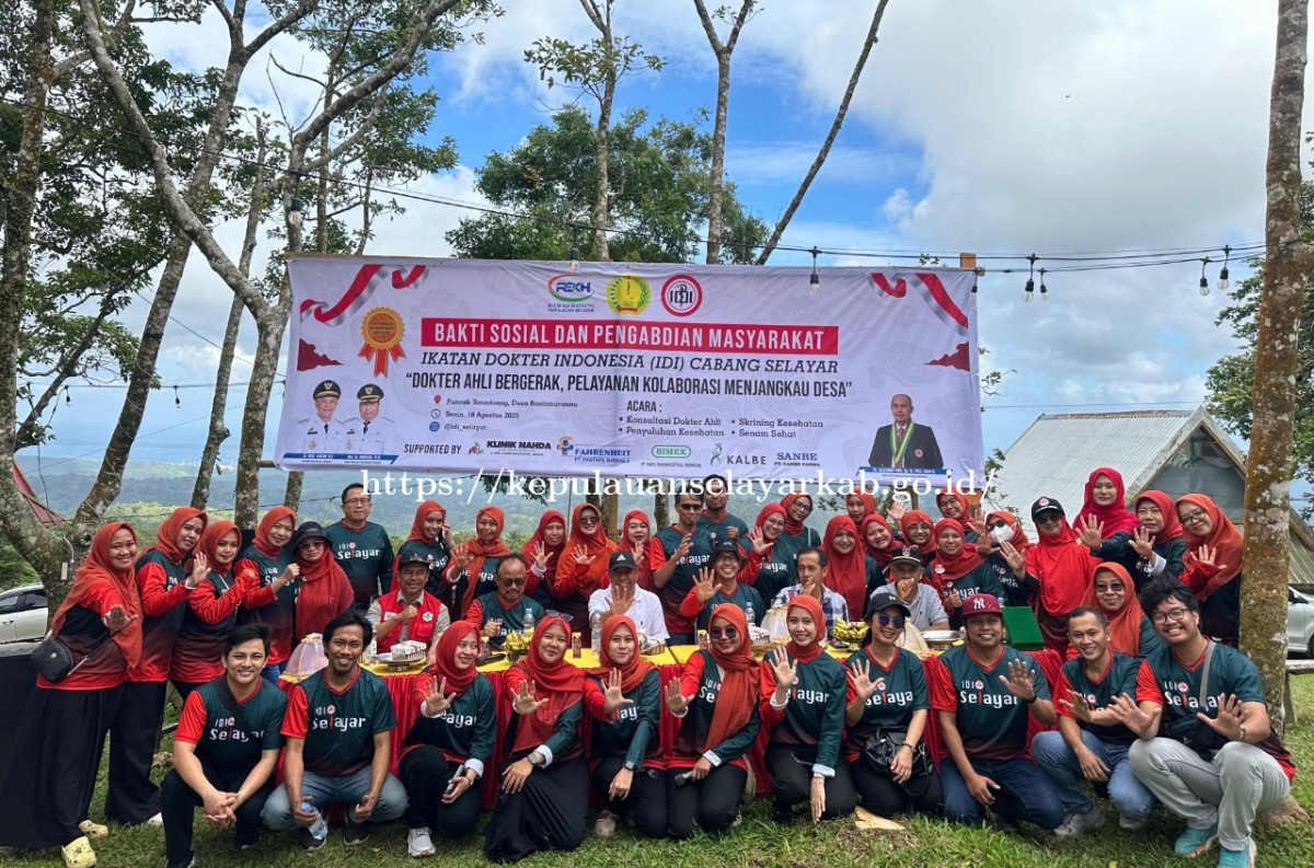Anggota Ikatan Dokter Indonesia (IDI) Selayar pada kegiatan Bakti Sosial dan Pengabdian Masyarakat di Desa Bontomarannu, Kecamatan Bontomanai. (Foto: kepulauanselayarkab.go.id)