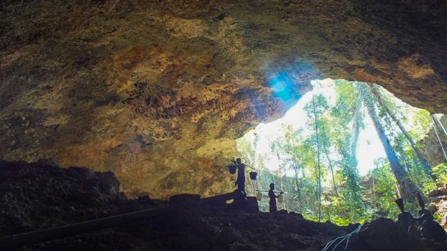 Aktivitas mengangkut air dari dasar goa di Dusun Tajuia, Kepulauan Selayar. (Foto: Istimewa)