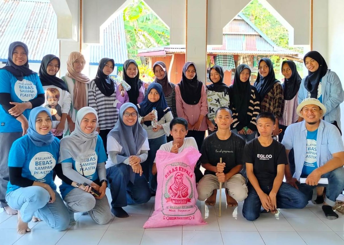 Puluhan anak muda turut serta pada salah satu titik aksi event AMJI 2025 di Kepulauan Selayar. (Foto: Istimewa)