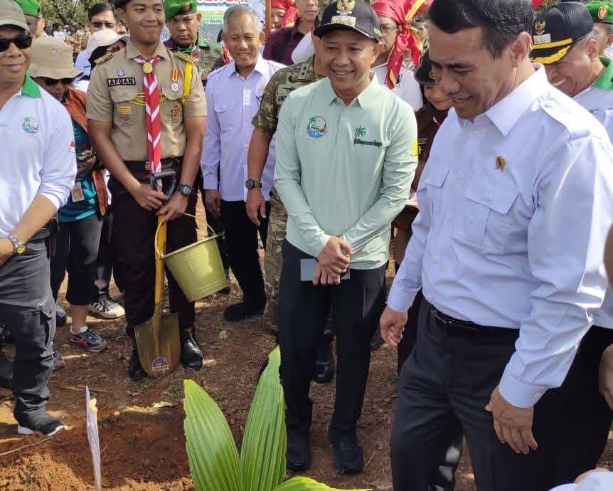 Mentan Amran Sulaiman (berbaju puti) didampingi Bupati Kepulauan Selayar, Muh. Ntasir Ali saat launching program Gerakan Menanam Lima Juta Pohon Kelapa (GEMERLAP), Sabtu (15/11/2025). (Foto: Istimewa)