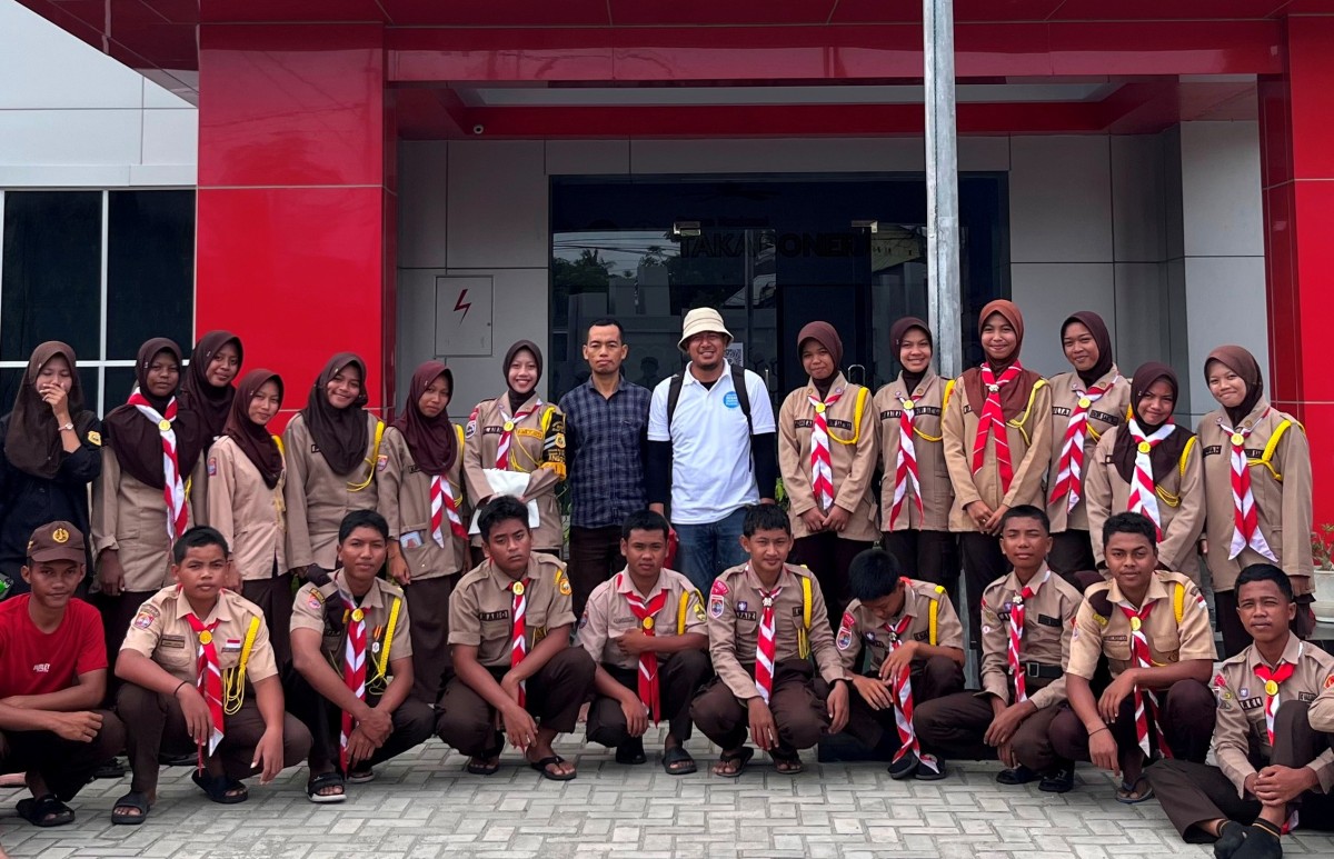 Pembicara dan anggota Saka Wanabakti Kepulauan Selayar pada seremoni perekrutan anggota baru yang berlangsung di Kantor Taman Nasional Taka Bonerate dari 12 hingga 14 Desember 2025. (Foto: Istimewa)