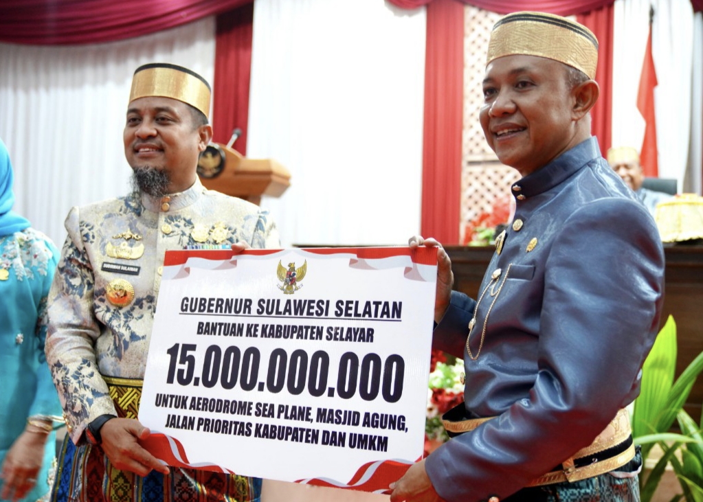 Penyerahan bantuan sebesar Rp 15 M dari Pemprov Sulsel kepada Pemkab Kepulauan Selayar pada seremoni HUT Selayar ke 420, Sabtu (29/11/2025) di Ruang Pola Kantor Bupati Kepulauan Selayar. (Foto: kepulauanselayarkab.go.id)