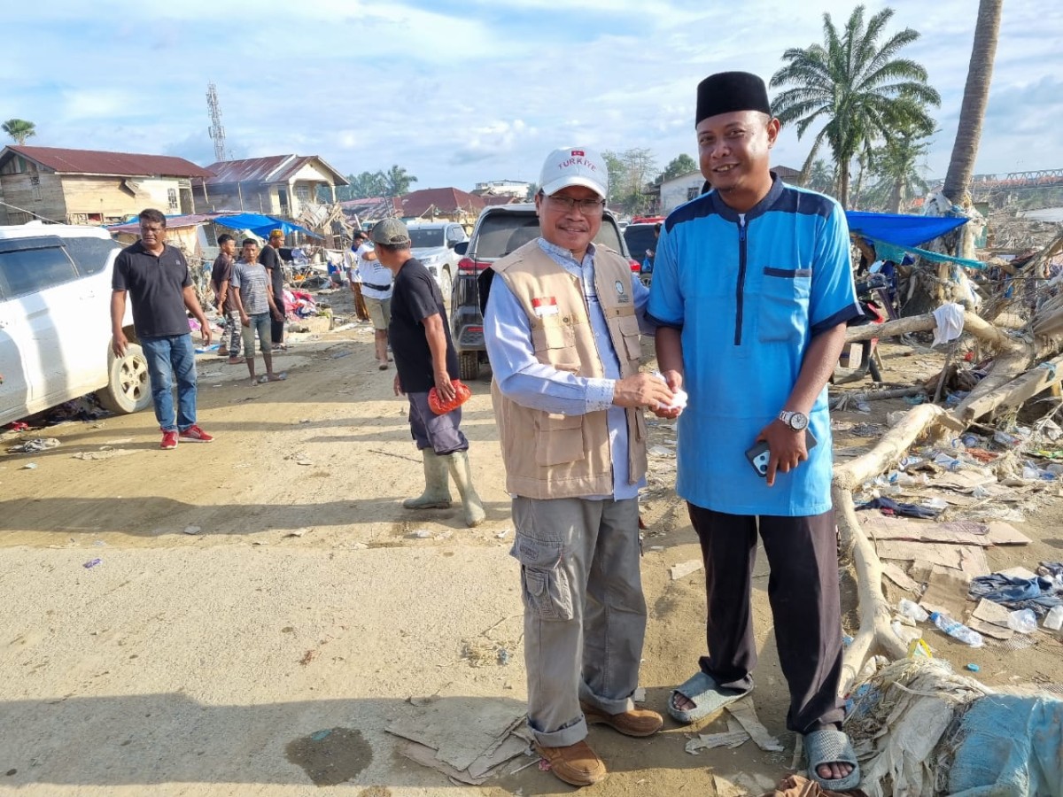Perwakilan Ikatan Dai Indonesia (Ikadi) pusat menyerahkan donasi kepada korban bencana di Sumatra. Donasi dari organisasi Ikadi salah satunya digalang oleh pengurus cabang di Kepulauan Selayar. (Foto: Istimewa)