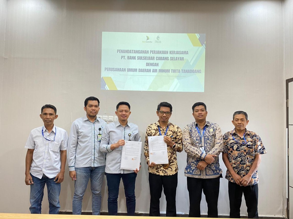 Jajaran manajemen Perumda Tirta Tanadoang dan Bank Sulselbar Cabang Kepulauan Selayar saat penandatanganan Memorandum of Understanding (MoU) terkait pembayaran tagihan layanan air bersih di Kepulauan Selayar. (Foto: Istimewa)