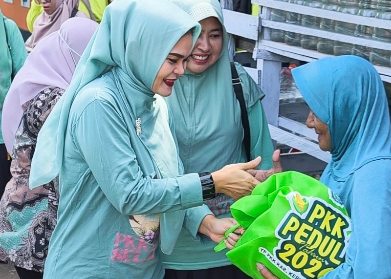 Ketua Tim Penggerak (TP) PKK Kepulauan Selayar, Tri Yanti Rahmawati pada kegiatan pembagian paket ramadan sebagai bagian dari program PKK Peduli. (Foto: Dok. PKK Kepulauan Selayar)