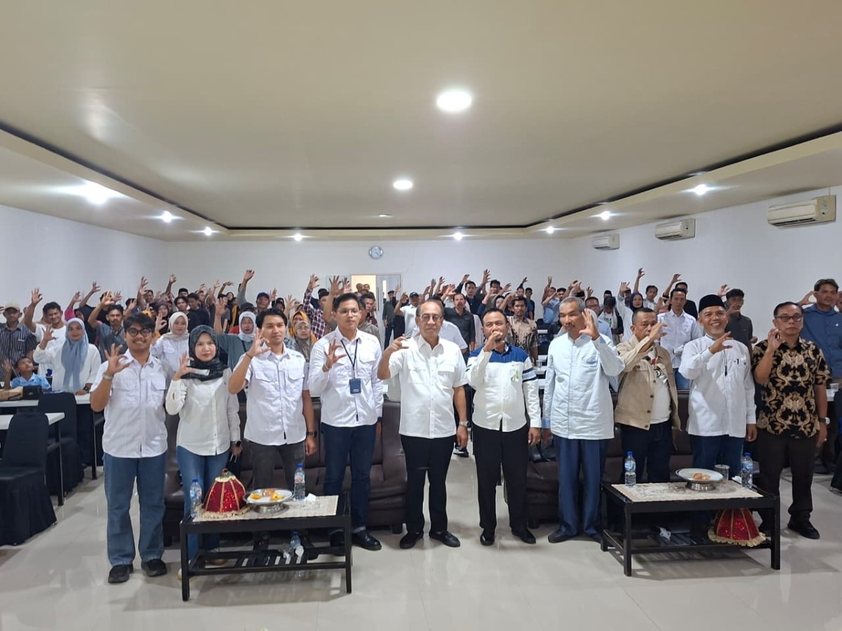 Anggota Komisi IX DPR RI, Dr. H. Ashabul Kahfi, M.Ag., (berdiri di tengah) bersama masyarakat Kepulauan Selayar. (Foto: Istimewa)