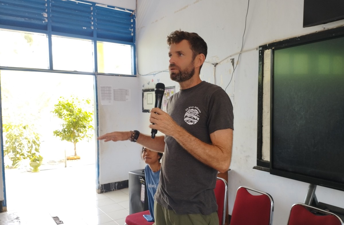 Chris, Pemerhati Sampah Laut asal New Zealand menjadi pembicara pada dialog lingkungan dalam rangka Hari Sumpah Pemuda di SMA Negeri 2 Selayar. (Foto: Istimewa)