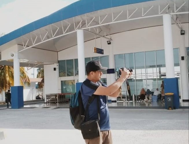 Wisatawan mengabadikan gambar di Bandara Aroeppala Selayar. Penerbangan dari Makassar ke Selayar akan kembali beroperasi mulai November 2026. (Foto: Istimewa)